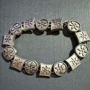 PREMIER DESIGNS Antiqued Silver Toned Bracelet Flower Links Magnetic clasp!